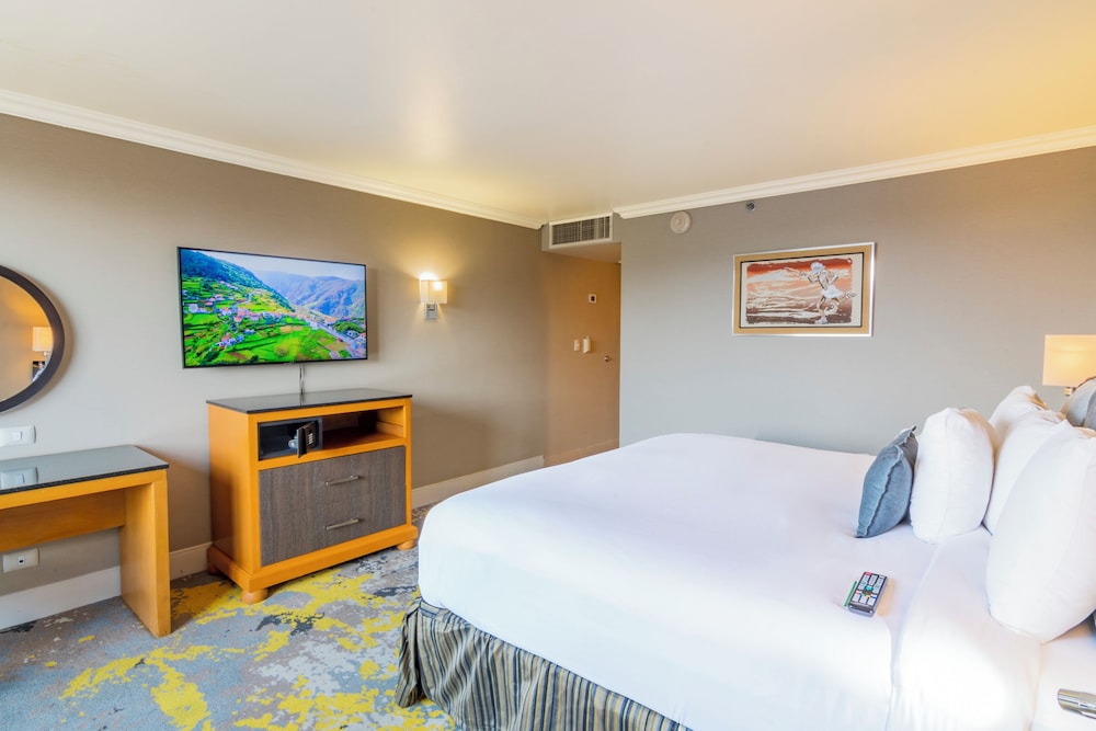 Deluxe Room, 1 King Bed, Balcony - Photo 5