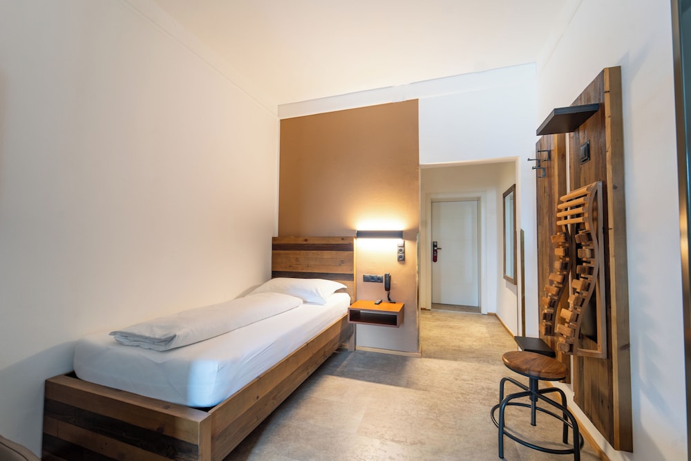 Standard Single Room - Photo 9