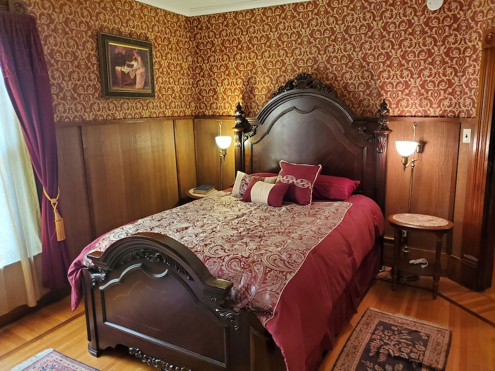 Wine Suite, 1Queen Bed, Private Bathroom, Courtyard View