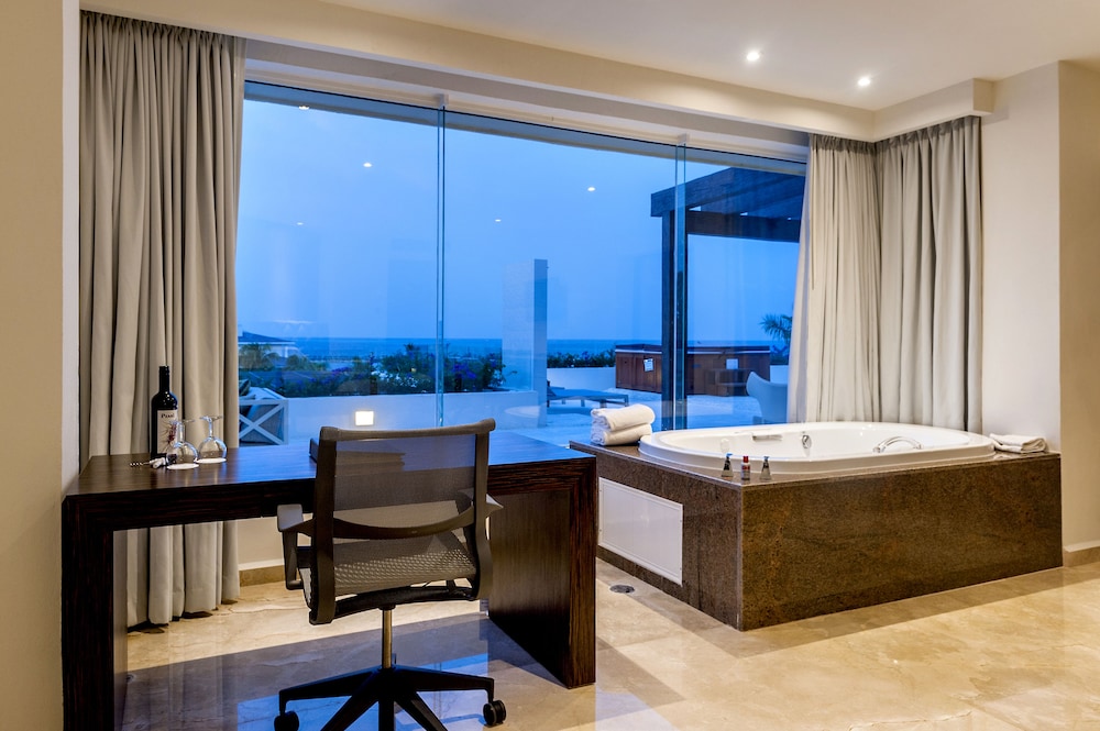Superior Governor Suite - Photo 8