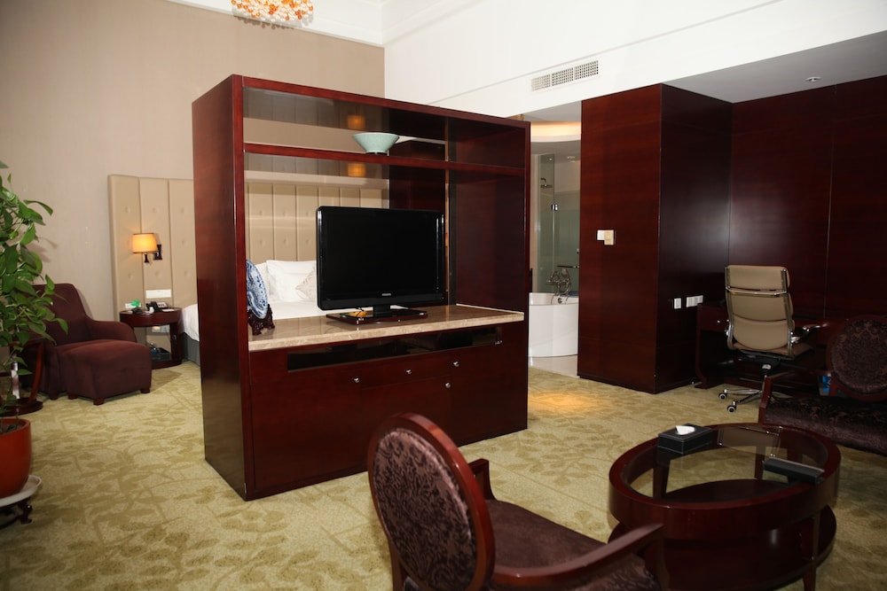 Deluxe Suite, 1 King Bed, Non Smoking photo 3