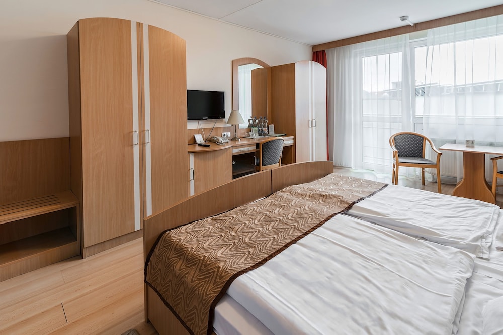 Standard Double or Twin Room, 1 Queen Bed, Non Smoking, City View photo 2