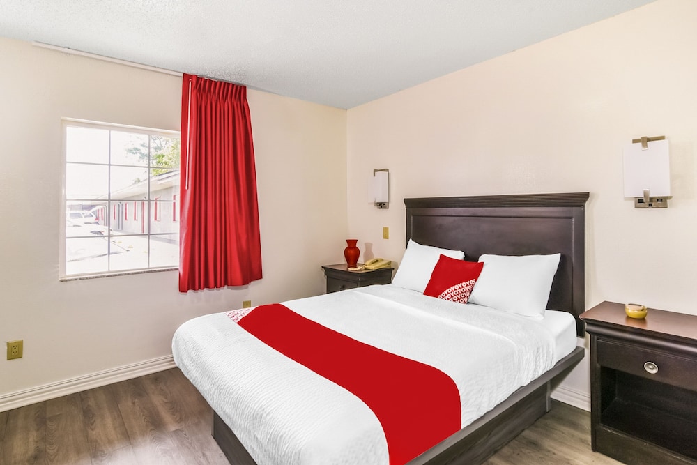 Room, 1 Queen Bed, Smoking - Photo 1