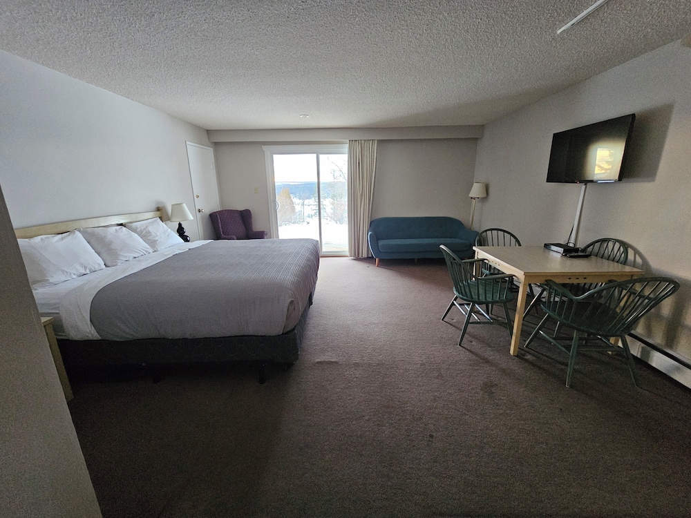 Deluxe King Room with Kitchenette photo 1