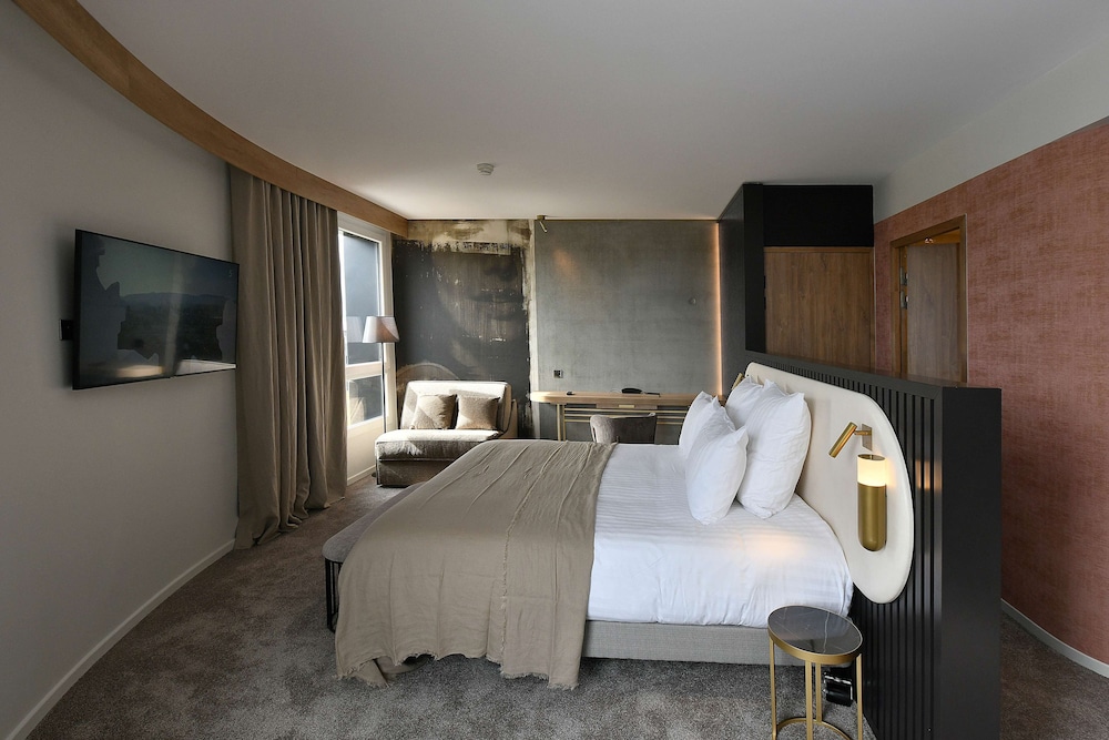 Deluxe Suite, Multiple Beds - Photo 9