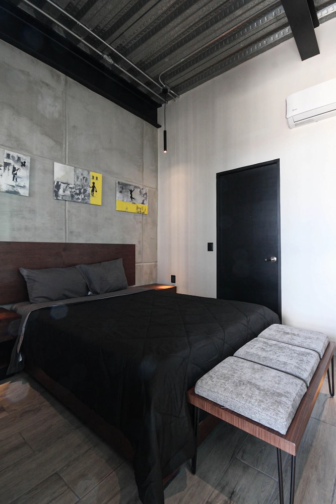 Deluxe Loft, 1 Queen Bed, Kitchenette, City View (4) photo 3