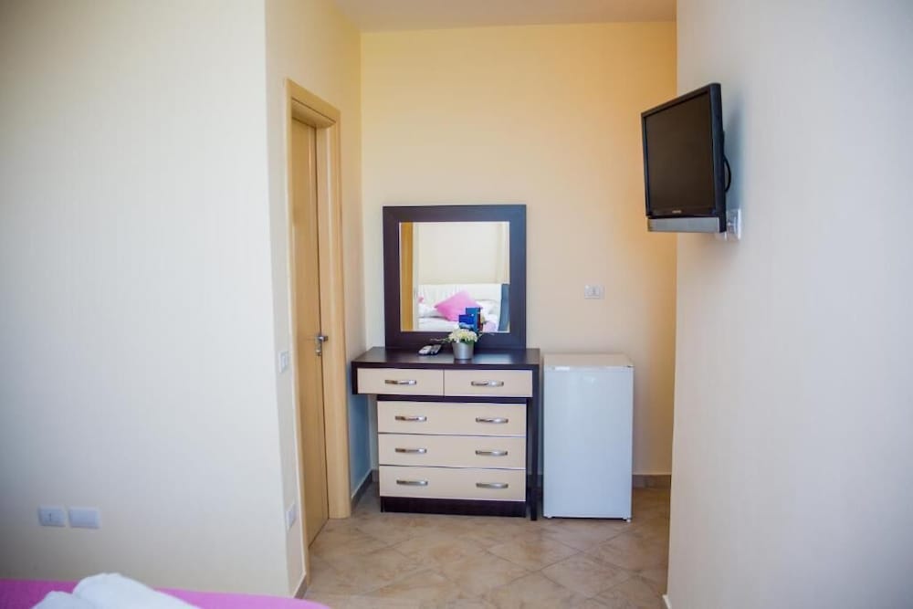 Superior Triple Room, Balcony, Partial Sea View photo 3