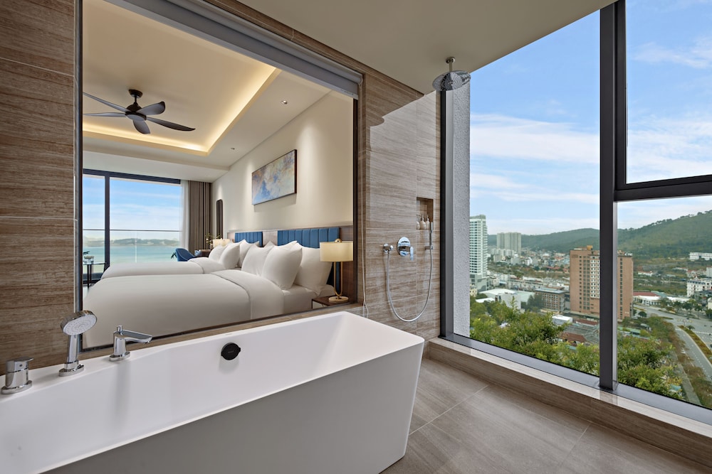 Suite Family Room with Oceanview Balcony - Photo 5