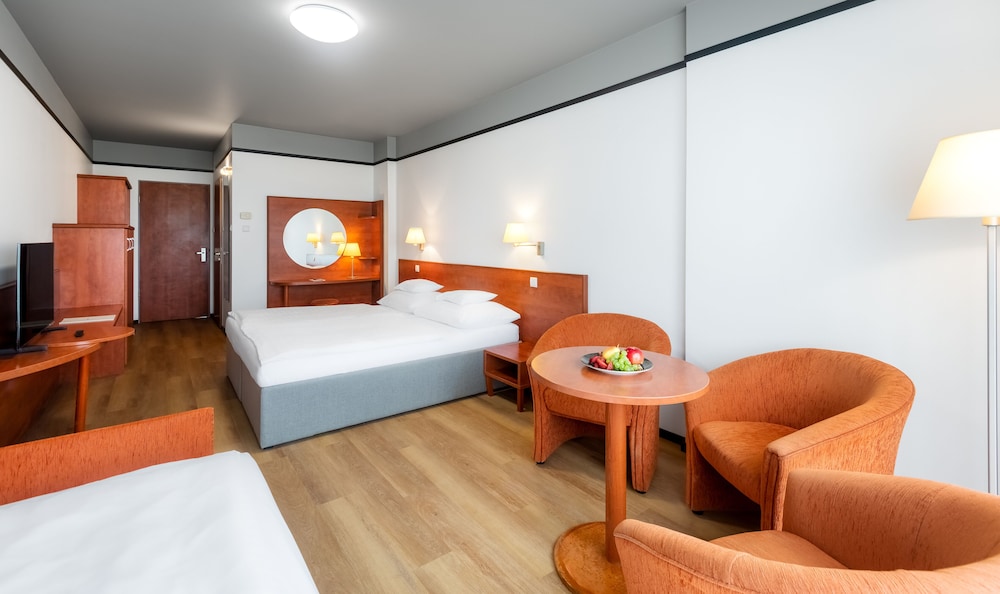 Superior Triple Room, Non Smoking (West wing) photo 3
