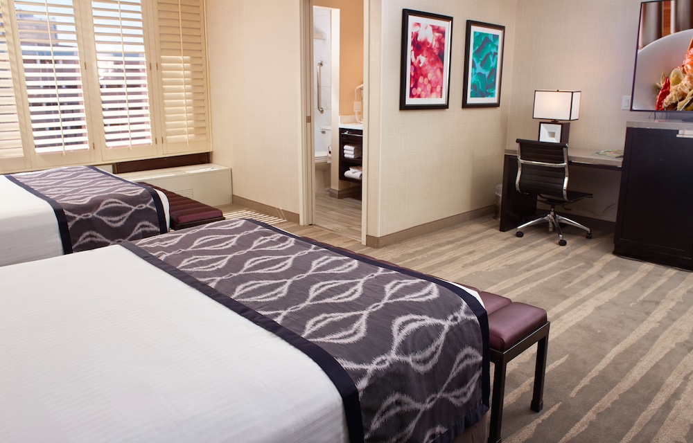 Deluxe Room, 2 Queen Beds, Non Smoking - Photo 4