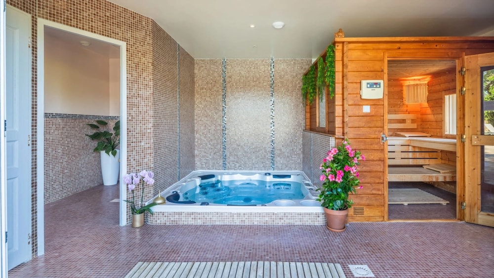 Classic Room, Pool View photo 2