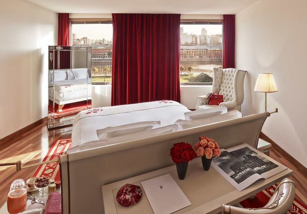 Twin Room (Skyline View)