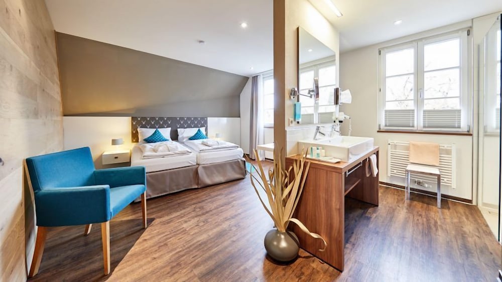 Suite - Photo 1