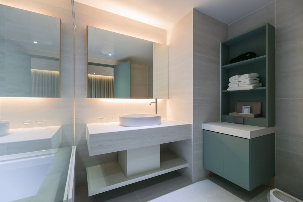 Premier Suite Twin Room - Photo 14