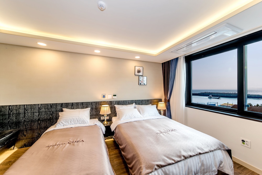 Deluxe Twin Room (1Double + 1Single) photo 1