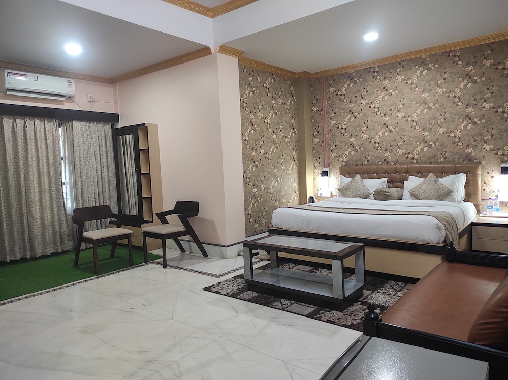 Suite - Photo 1