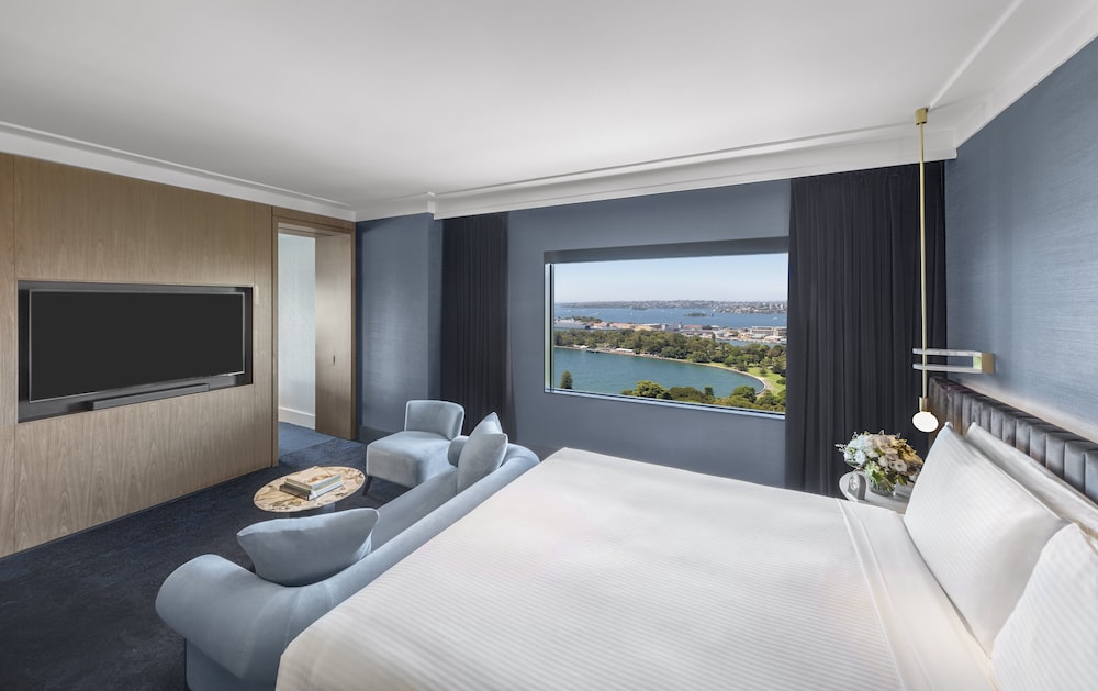 1 King Governor Opera Suite Club Lounge Access thumbnail 5