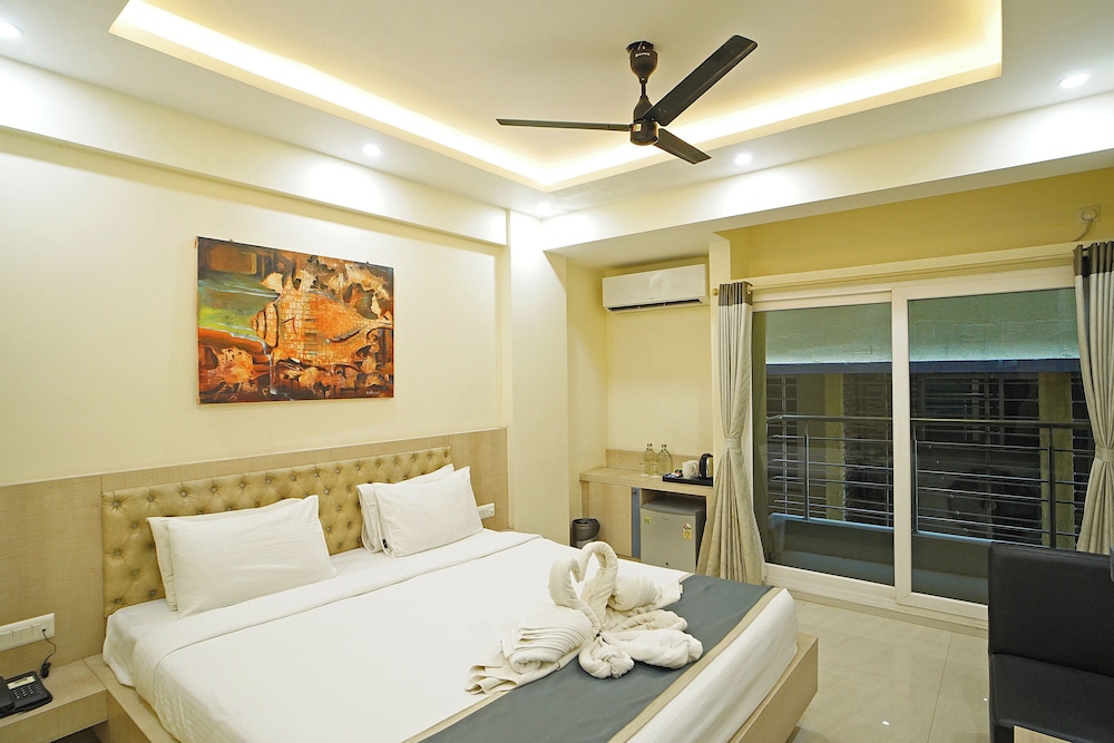 Deluxe Room Pool View