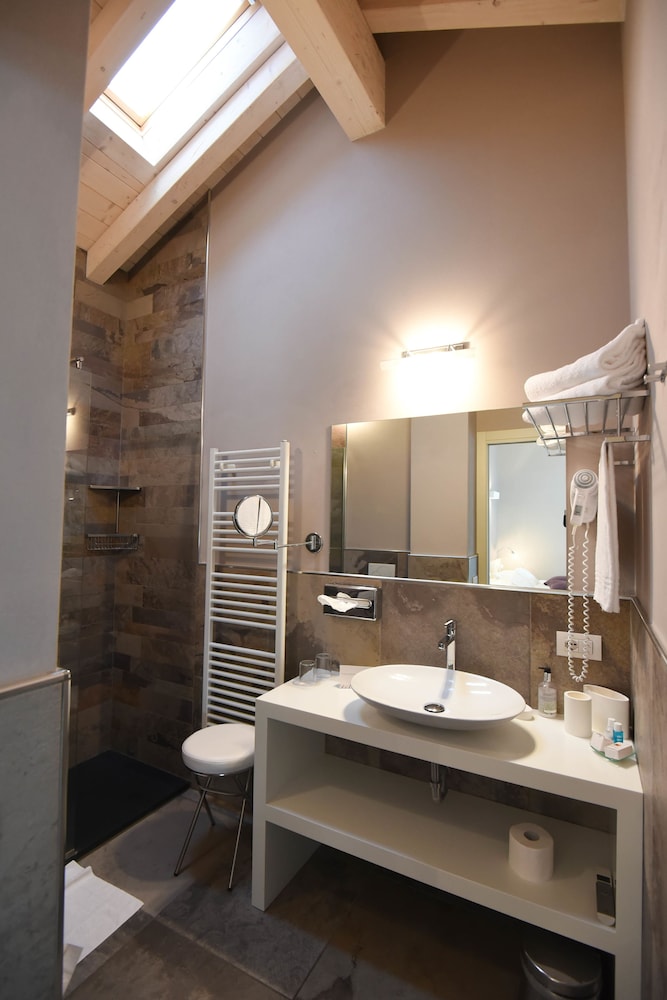Deluxe Room - Photo 7