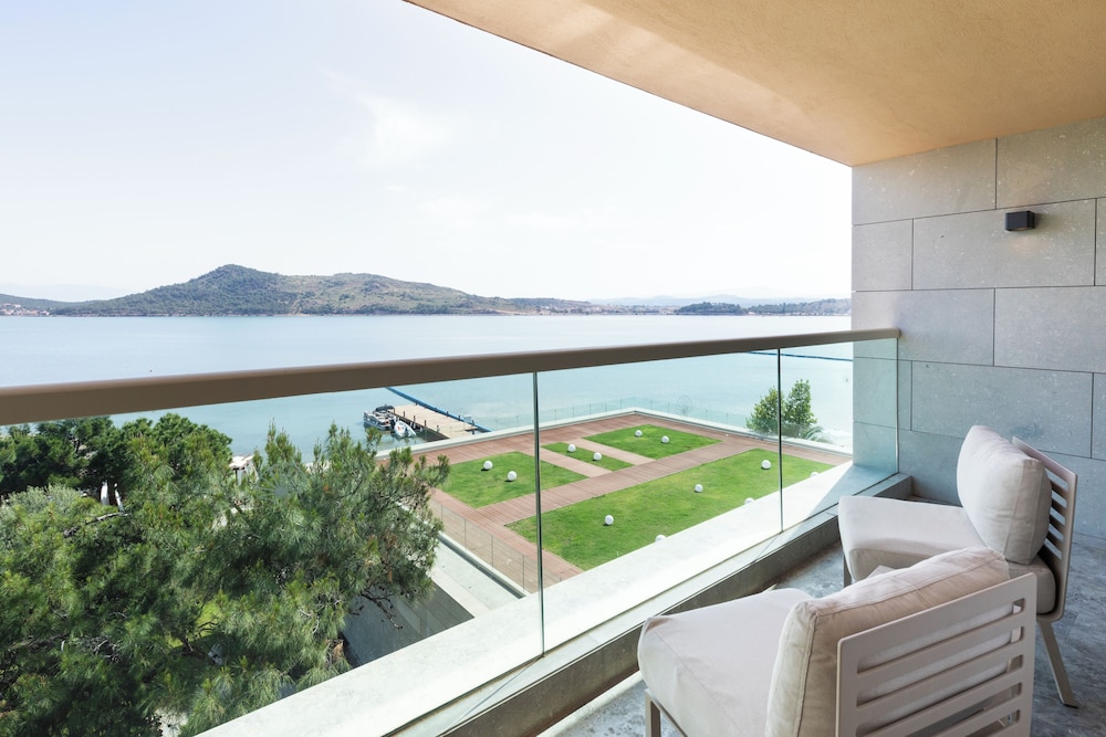 Superior Room, Partial Sea View photo 3