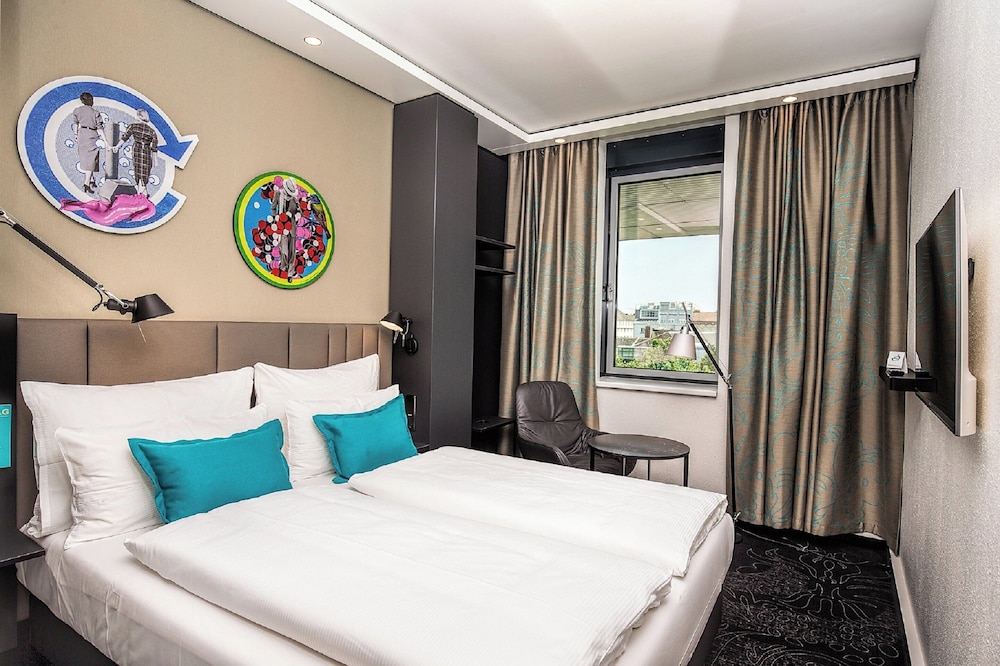 Deluxe Room (2 Adults + 1 Child)