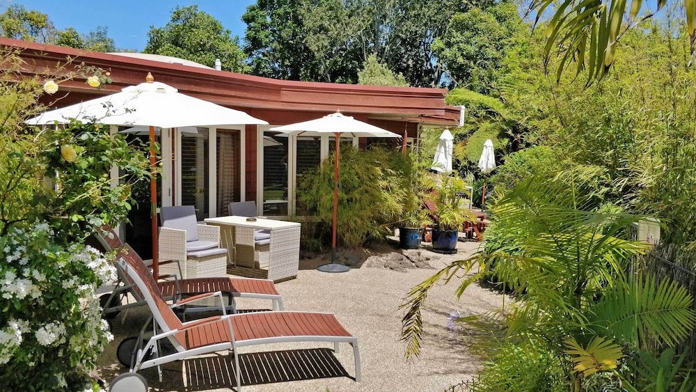 Premium Double Room, 1 King Bed, Pool Access, Garden Area, photo 6