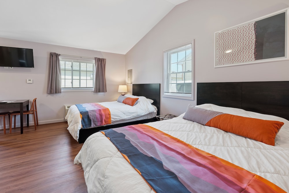 Deluxe 2 Queen Cabin with Futon photo 2