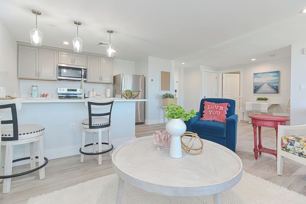 Premier Condo, 1 Bedroom, Balcony, Ocean View