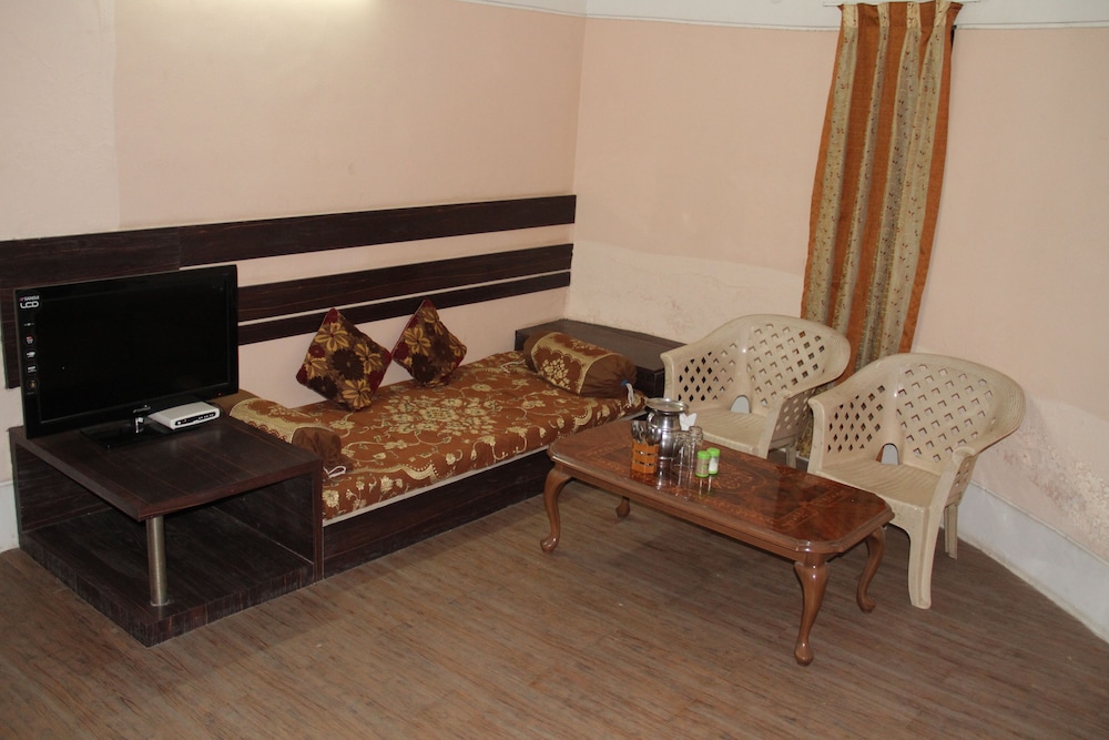 Executive Cottage, 1 King Bed, Smoking, Hill View photo 3