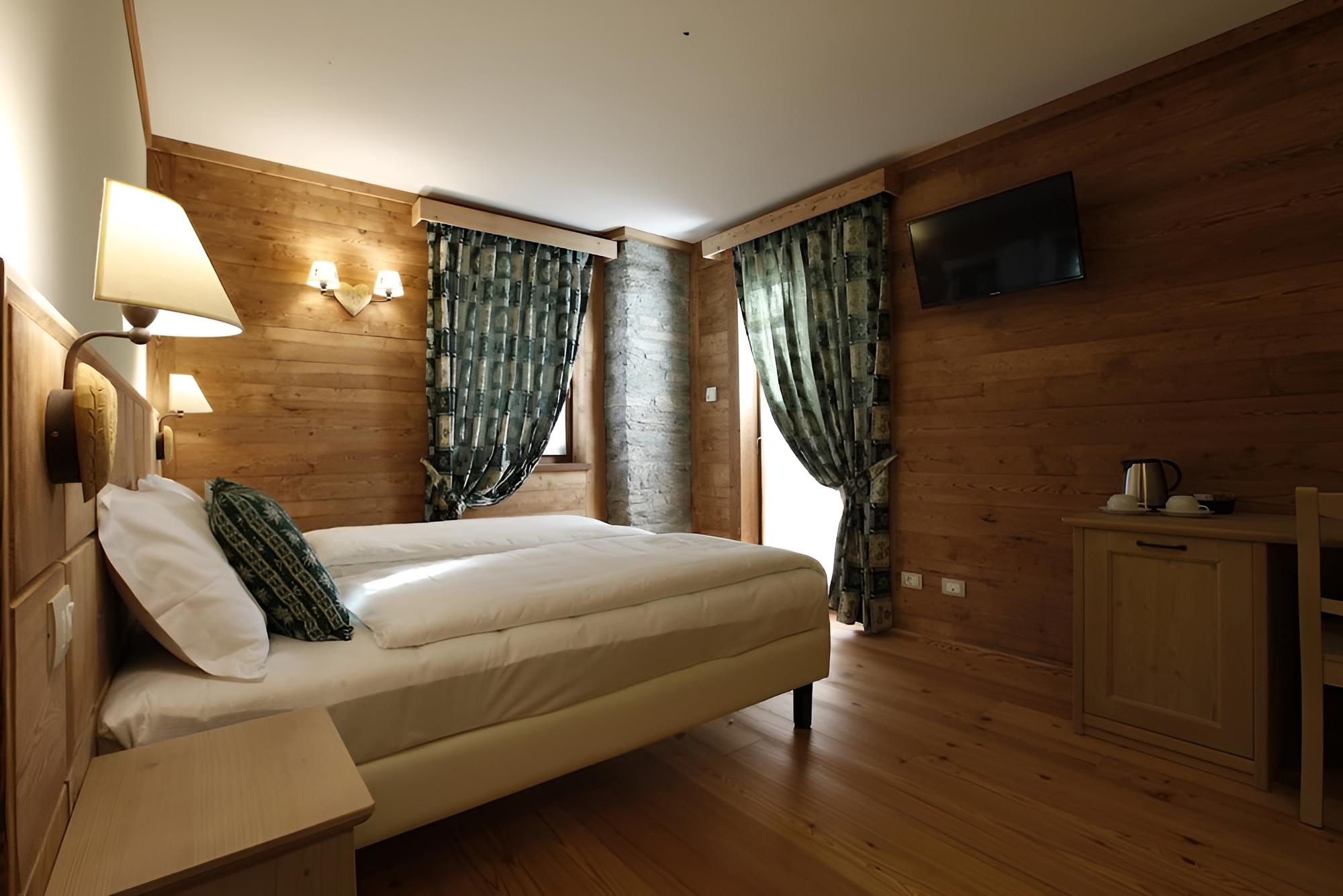 Deluxe Double or Twin Room photo 3