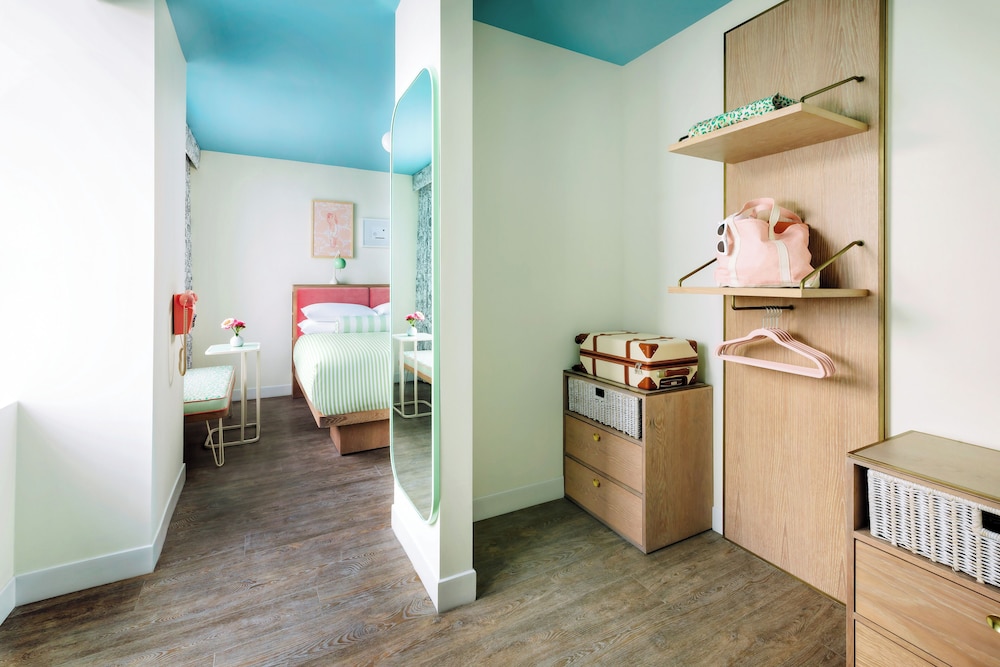 Room, 2 Queen Beds - Photo 6