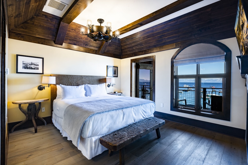 Luxury Suite, 1 King Bed with Sofa bed, Lake View photo 2