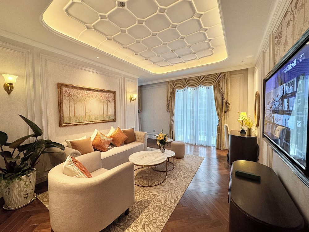 Premier Suite - Photo 5