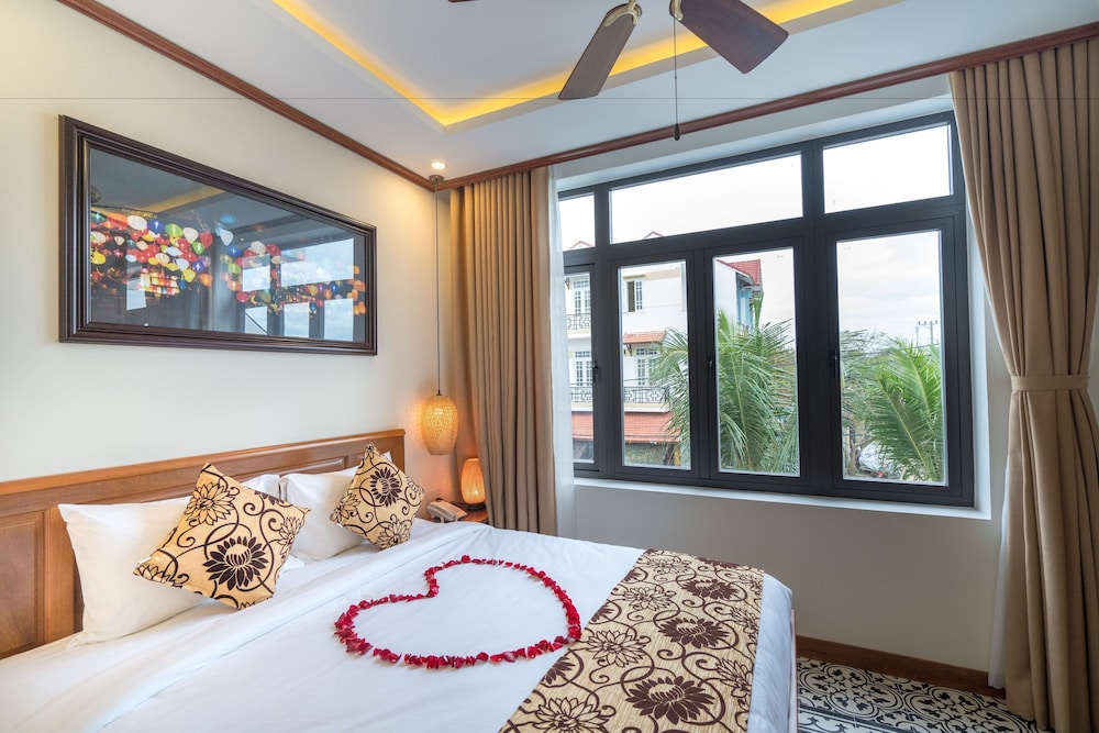 Luxury Suite, 1 Bedroom, Bathtub, Pool View