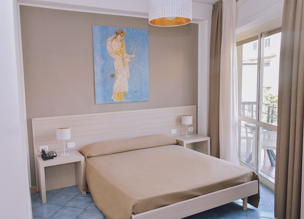 Double Room Single Use (with internal private bathroom) photo 1
