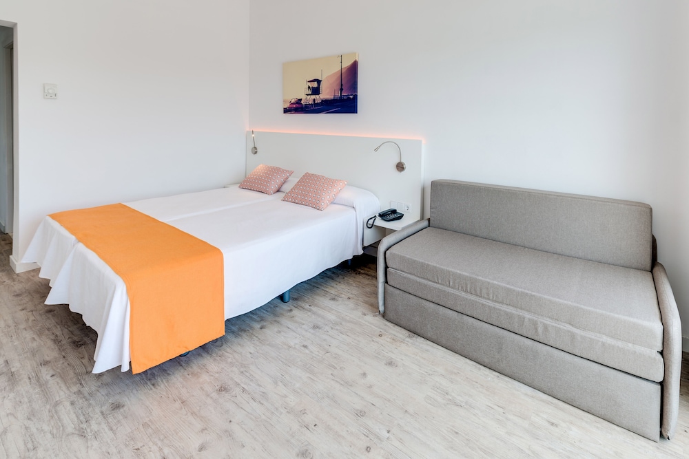 Standard Double Room, Mountain View (2 Adults + 1 Child) photo 2