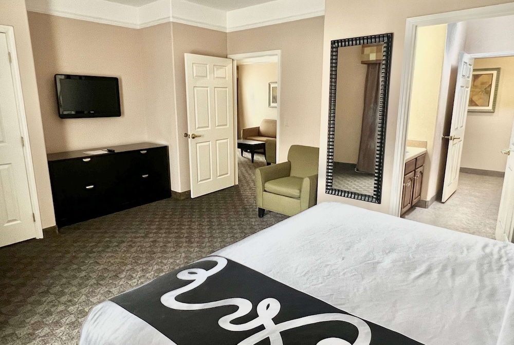 Suite, 1 King Bed, Non Smoking - Photo 1