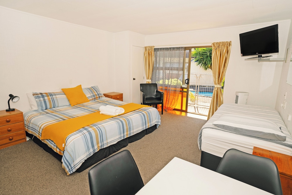 Deluxe Studio with 1 Queen and 1 Single Bed