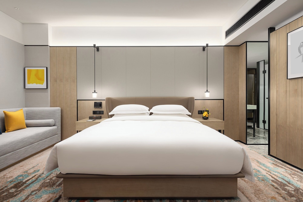 Standard Room, 1 King Bed photo 3