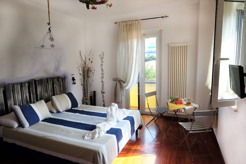 Double or Twin Room, Jetted Tub, Garden Area photo 3