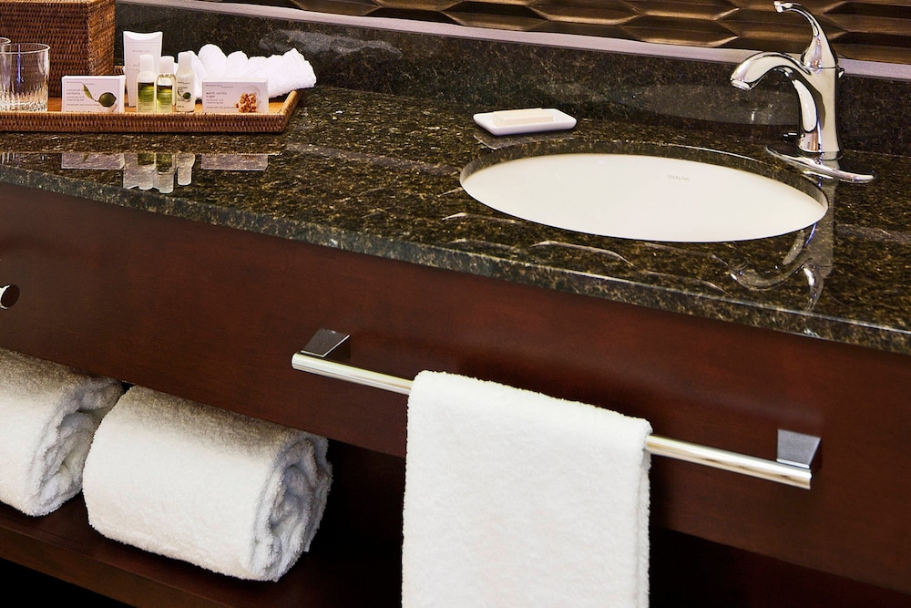 Suite, 1 Bedroom, Balcony, Oceanfront - Photo 8