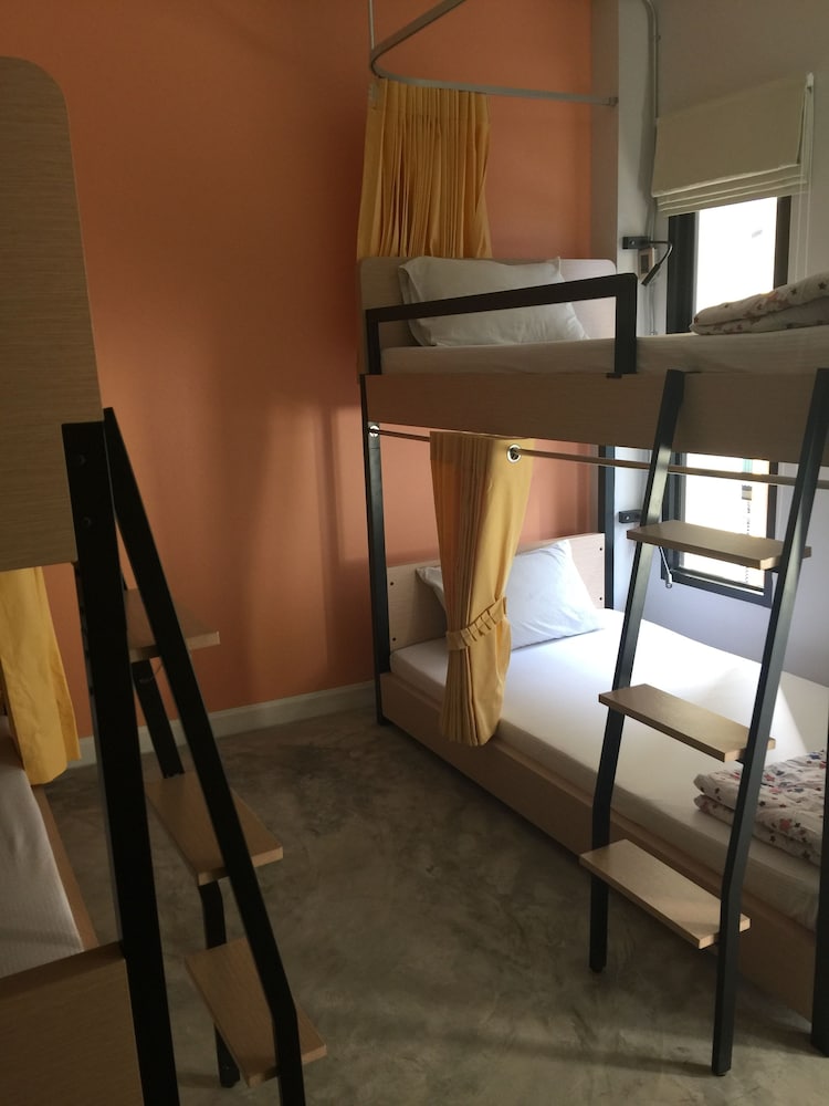 Mixed 4 beds Dormitory Room Shared Bathroom photo 3