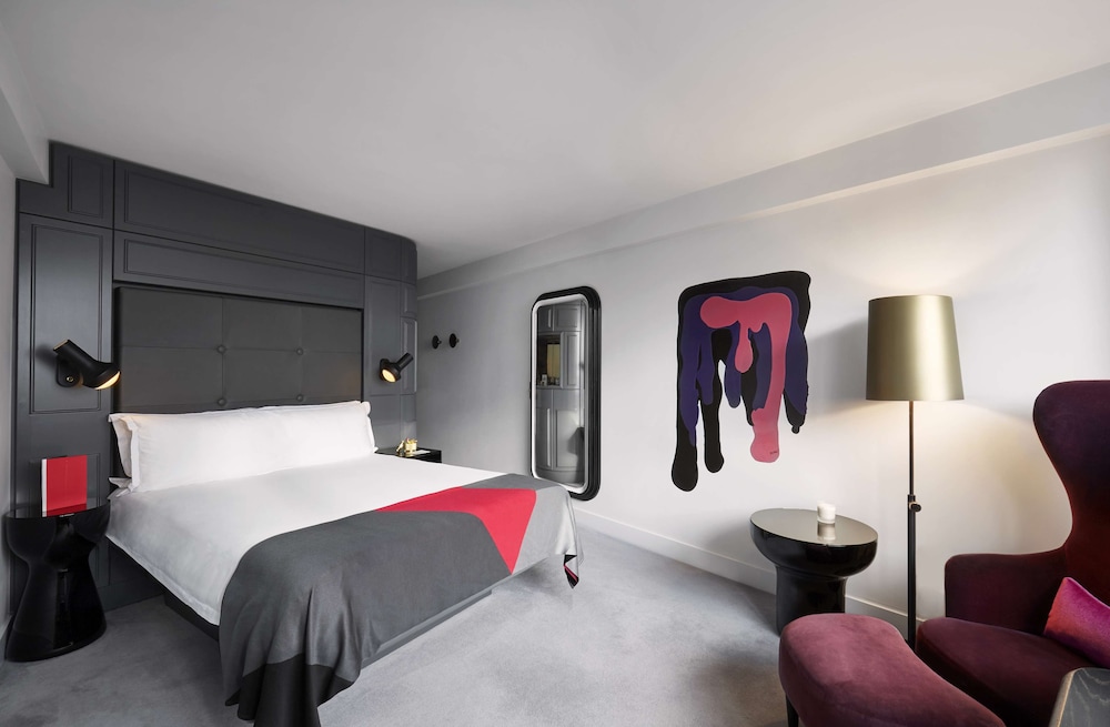 Superior Room, 1 Queen Bed, City View thumbnail 5