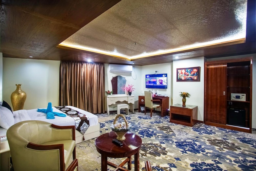 Grand Suite, 1 King Bed, Accessible, City View