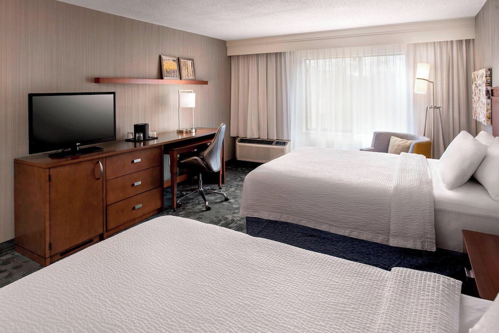 Room, 2 Queen Beds, Courtyard View (Mobility/Hearing Accessible, Tub) photo 2