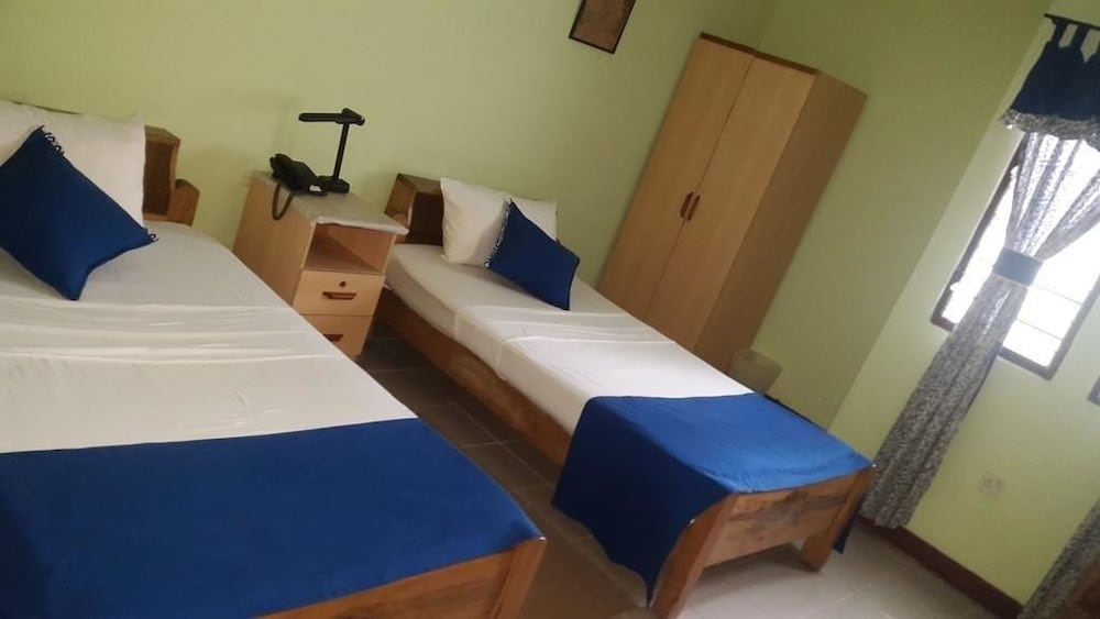 Twin Room (Bob Marley - Private bathroom) photo 1