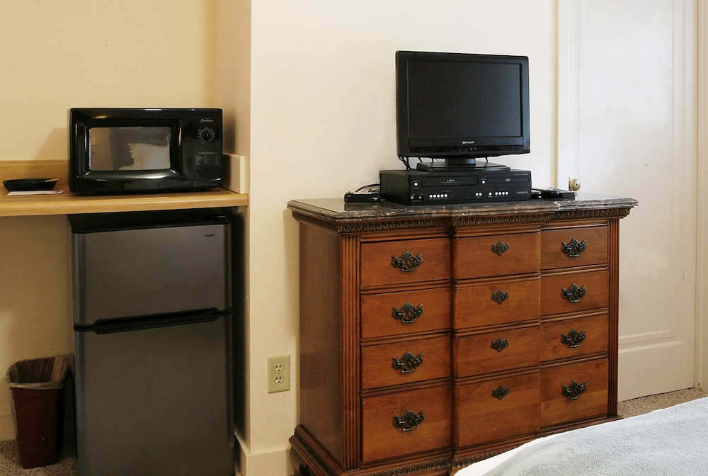 Queen Twin, Microwave, Refrigerator (#2) (No Pets) photo 1