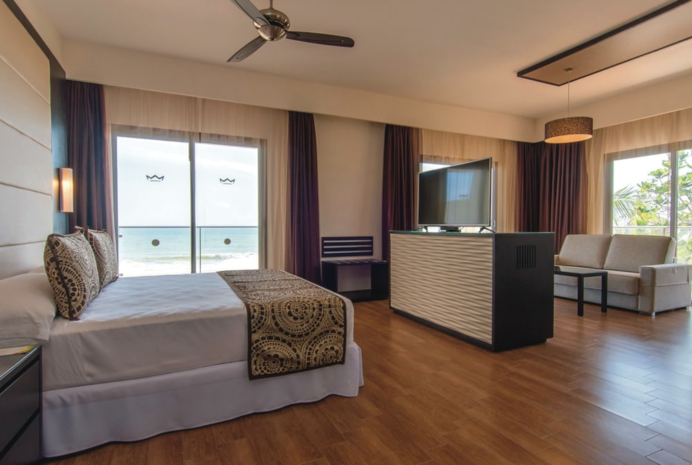 Suite, 1 King Bed, Balcony, Sea View (CN)