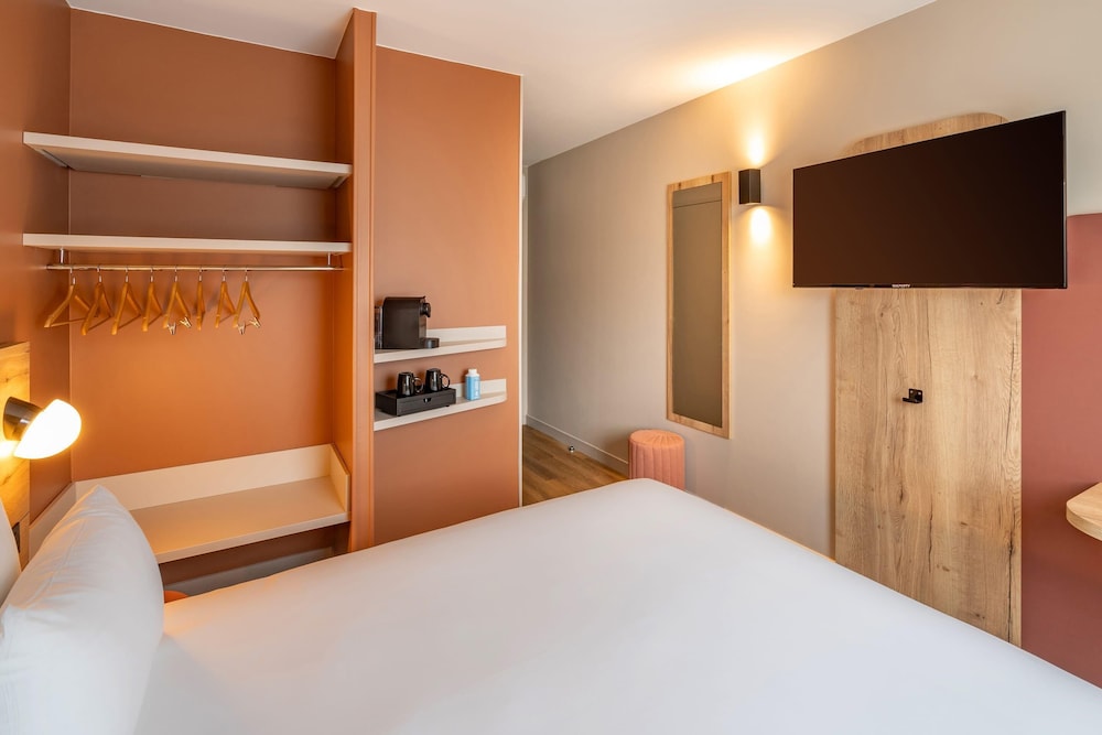 Standard Room, 1 Queen Bed, Non Smoking - Photo 3