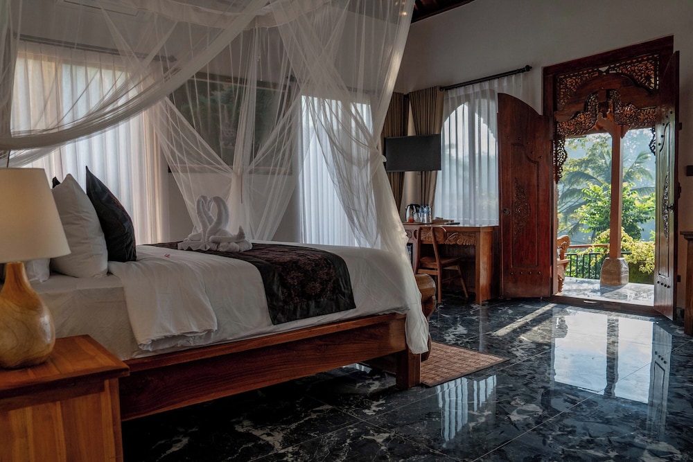 Grand Deluxe Campuhan with Private Pool and Valley View photo 3